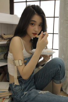 小夹子夹在小奴的花蒂头
